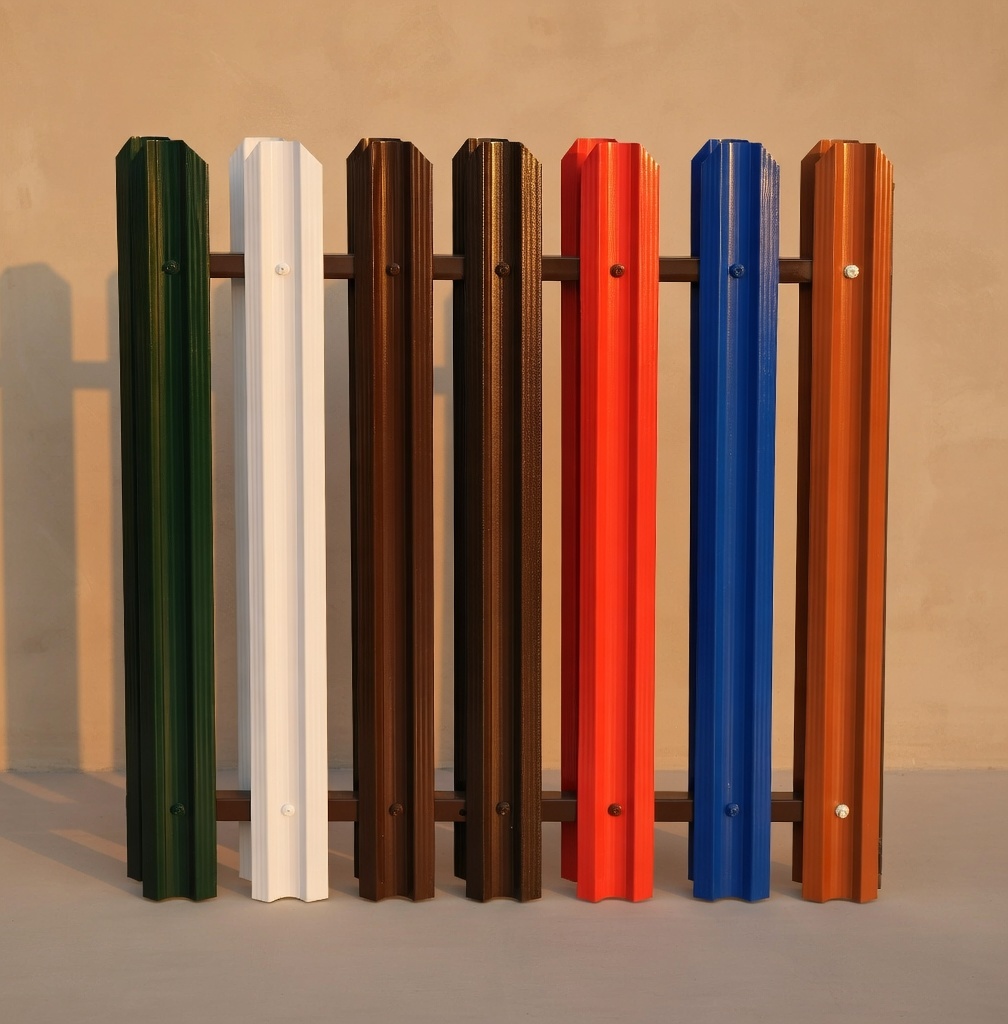 Штакетник в разных цветах